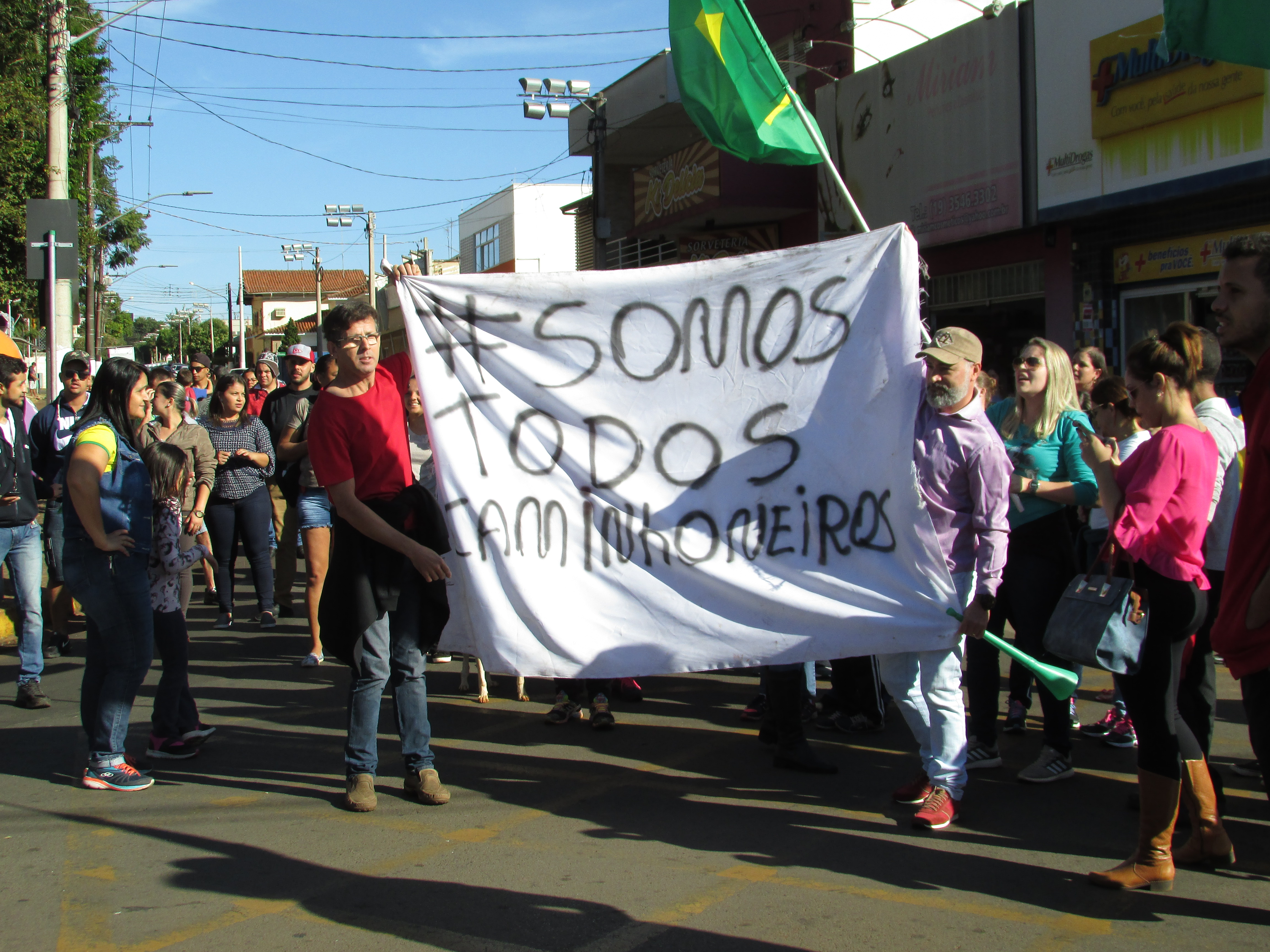 Em meio a protestos, Petrobras anuncia aumento da gasolina