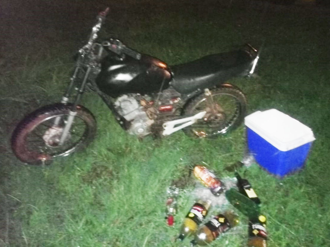 Menores são pegos conduzindo moto e com caixa com bebidas alcoólicas