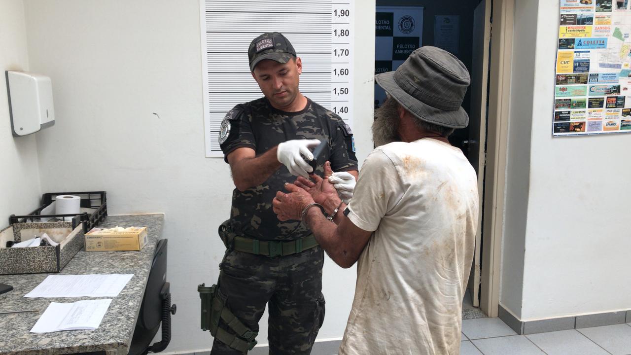 Senhor de 60 anos é preso após furtar máquina de cartão em um comércio da região central