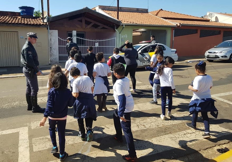 Escola Maria Pagoto Moraes - crianças aprendem sobre trânsito com os policiais