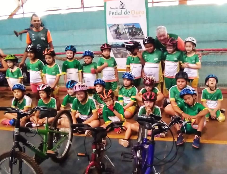 Crianças do ciclismo recebem novos uniformes e equipamentos