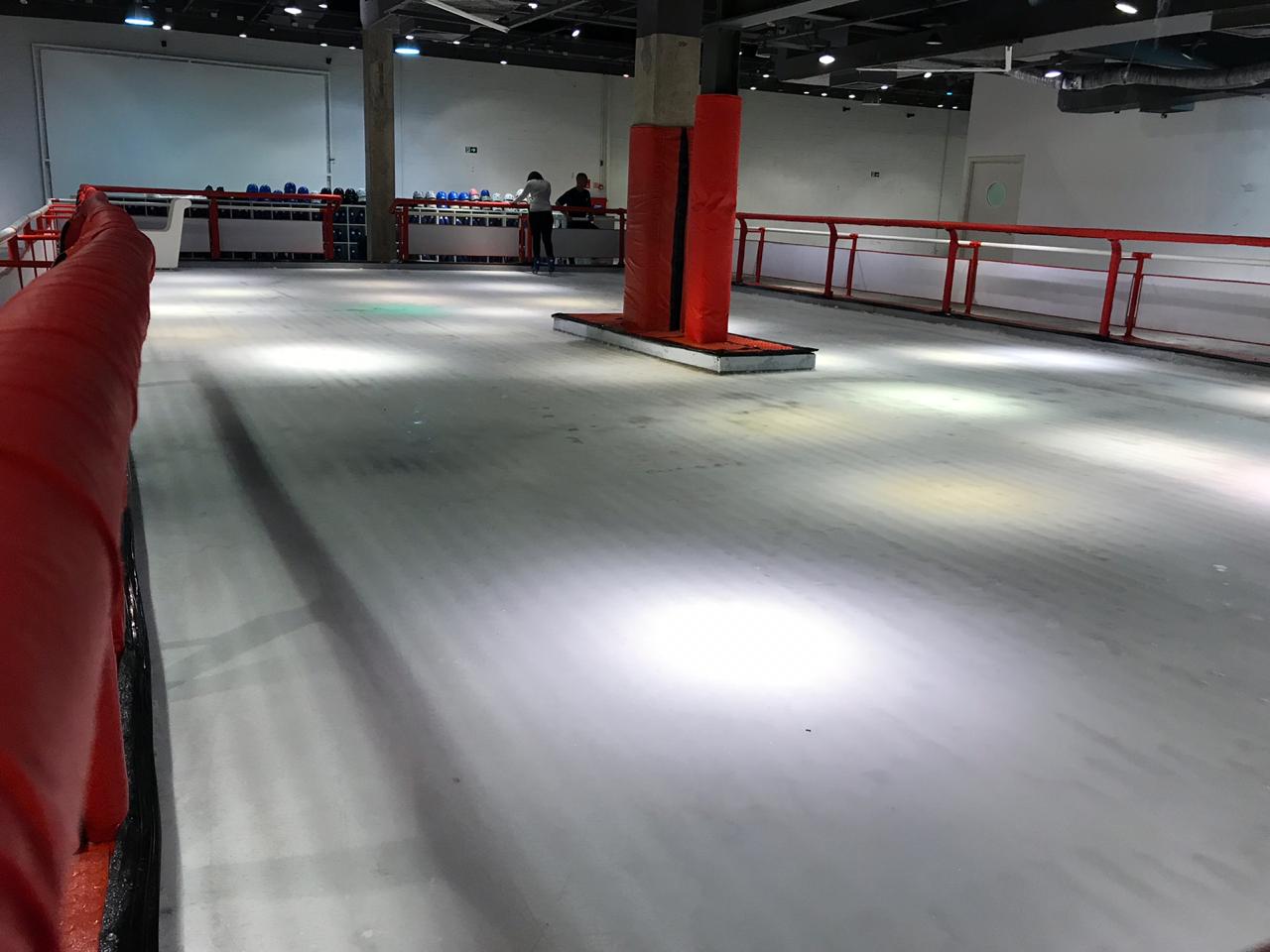 Limeira Shopping está com pista de patinação de gelo