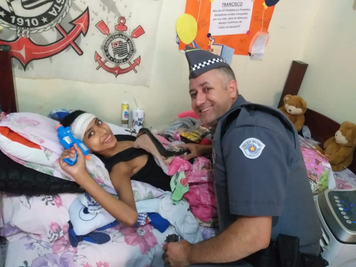 Policiais militares entregam presentes para crianças de Cordeirópolis