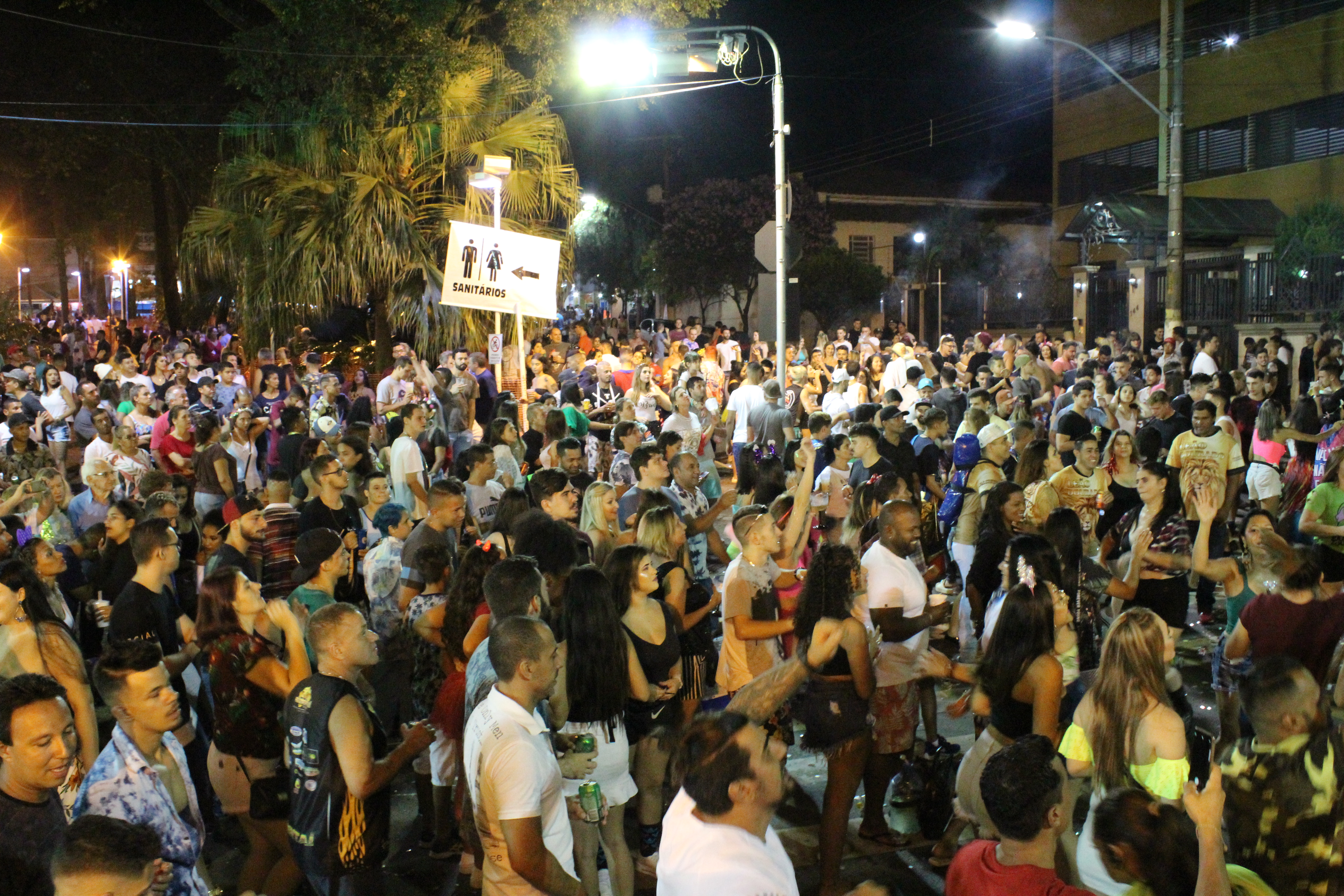 Carnaval encerra com matinê e desfile a noite