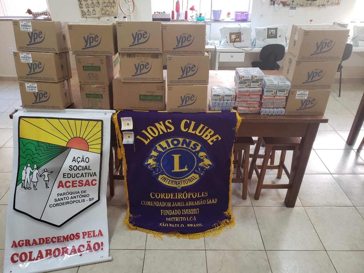 Lions Clube de Cordeirópolis doa produtos de limpeza e higiene para montar cestas básicas