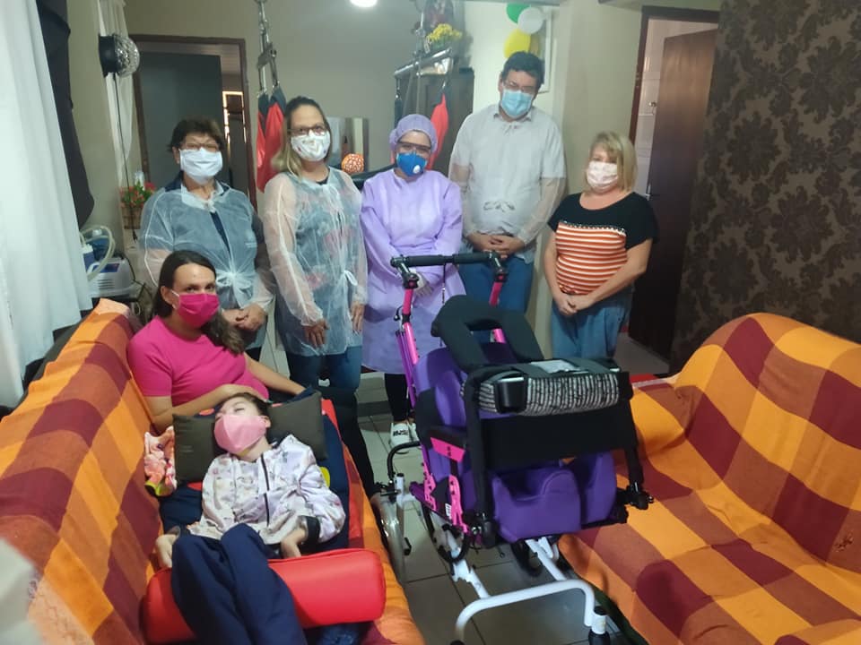 Família recebe cadeira de rodas adaptada para filha com paralisia