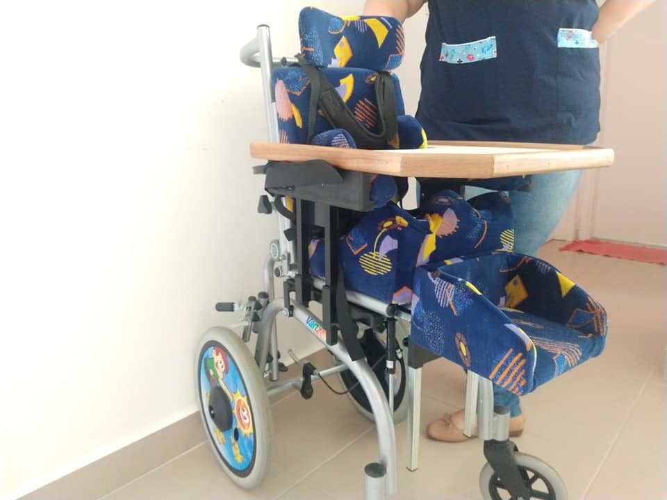 Mais uma criança recebe cadeira de rodas adaptada em Cordeirópolis