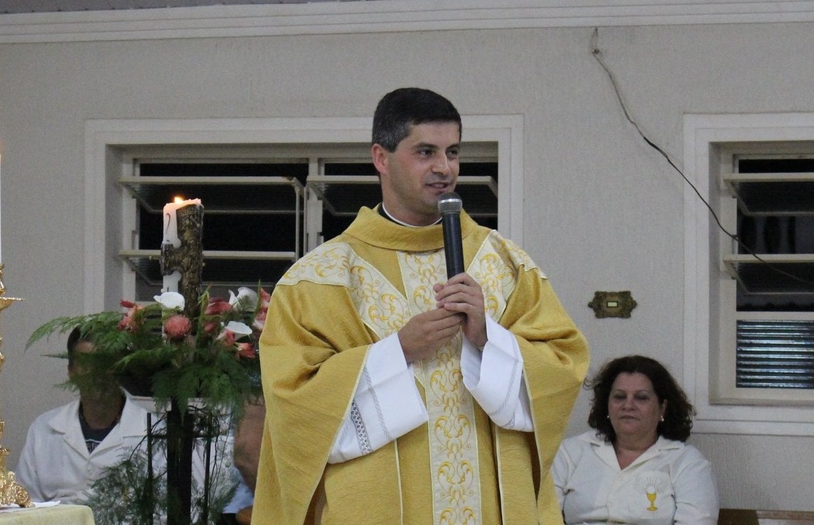 Paróquia Santa Luzia realiza missa de despedida de padre Lucas