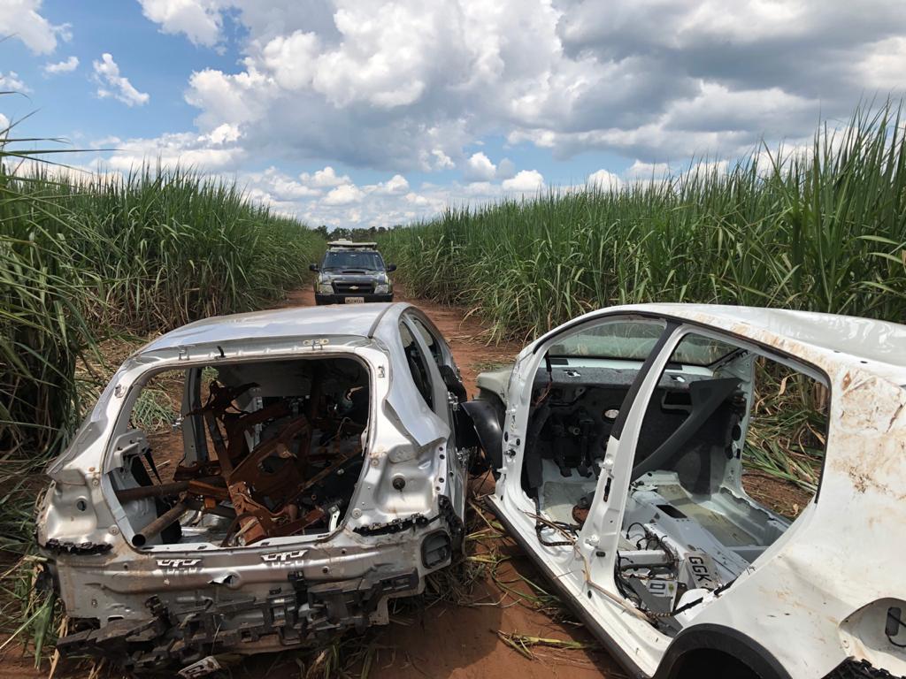 Pelotão Ambiental encontra carcaças de carros em área rural de Cordeirópolis