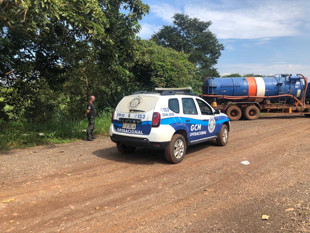 Pelotão Ambiental flagra caminhão jogando esgoto em córrego de Cordeirópolis