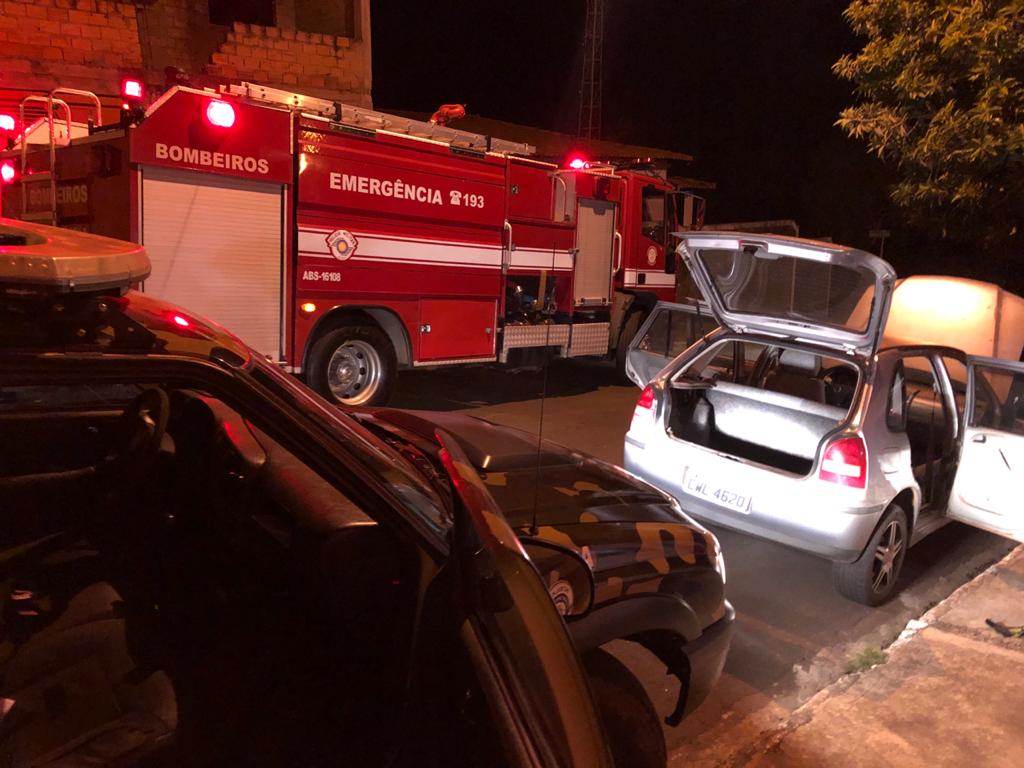 Equipes ficam mais de duas horas para resgatar cobra que invade carro em Cordeirópolis