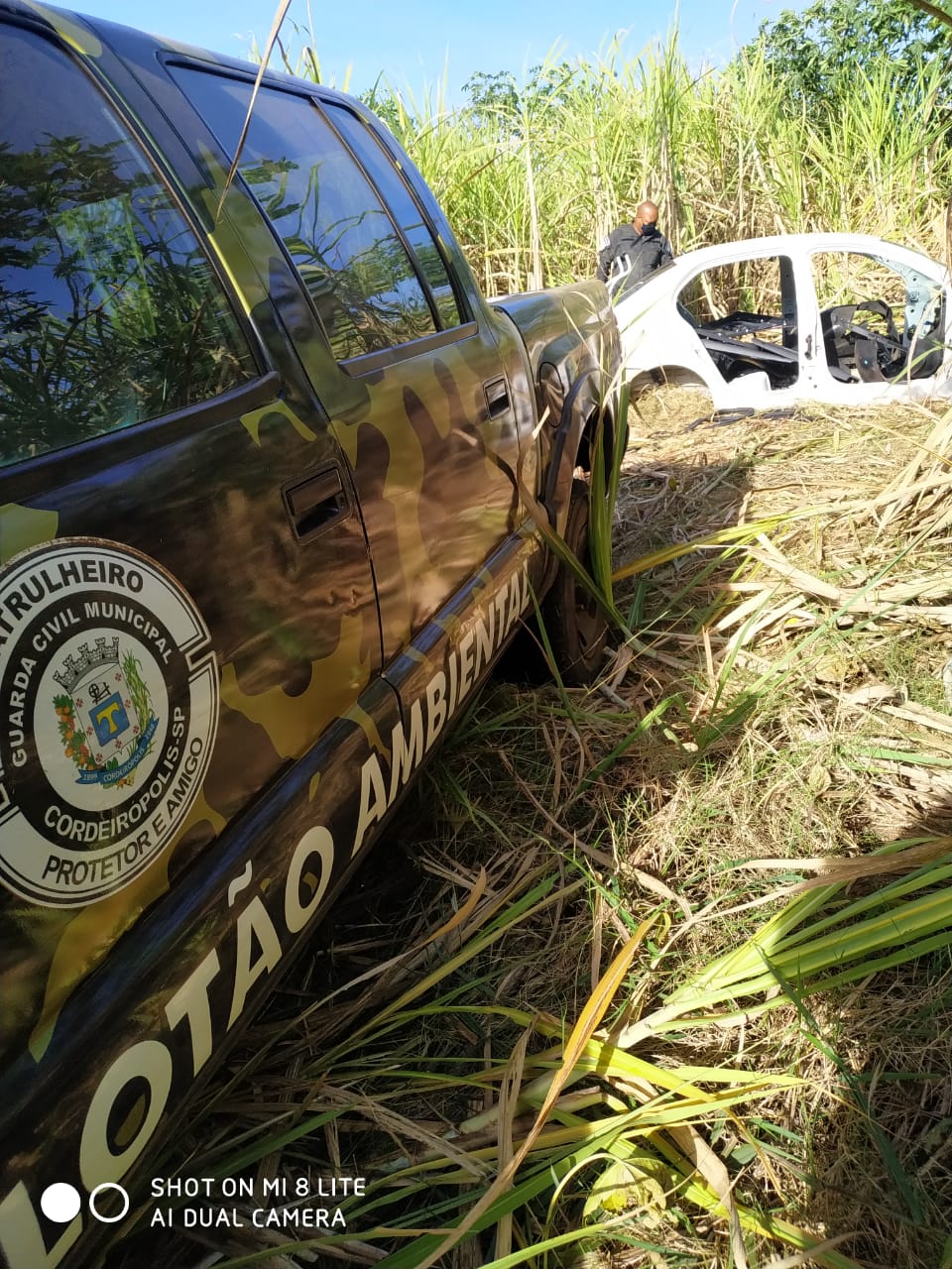 Pelotão Ambiental encontra carcaça de carro em canavial