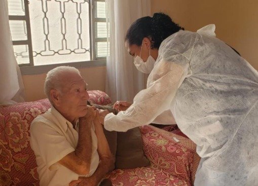 Em Cordeirópolis, idosos começam a receber doses de reforço contra covid