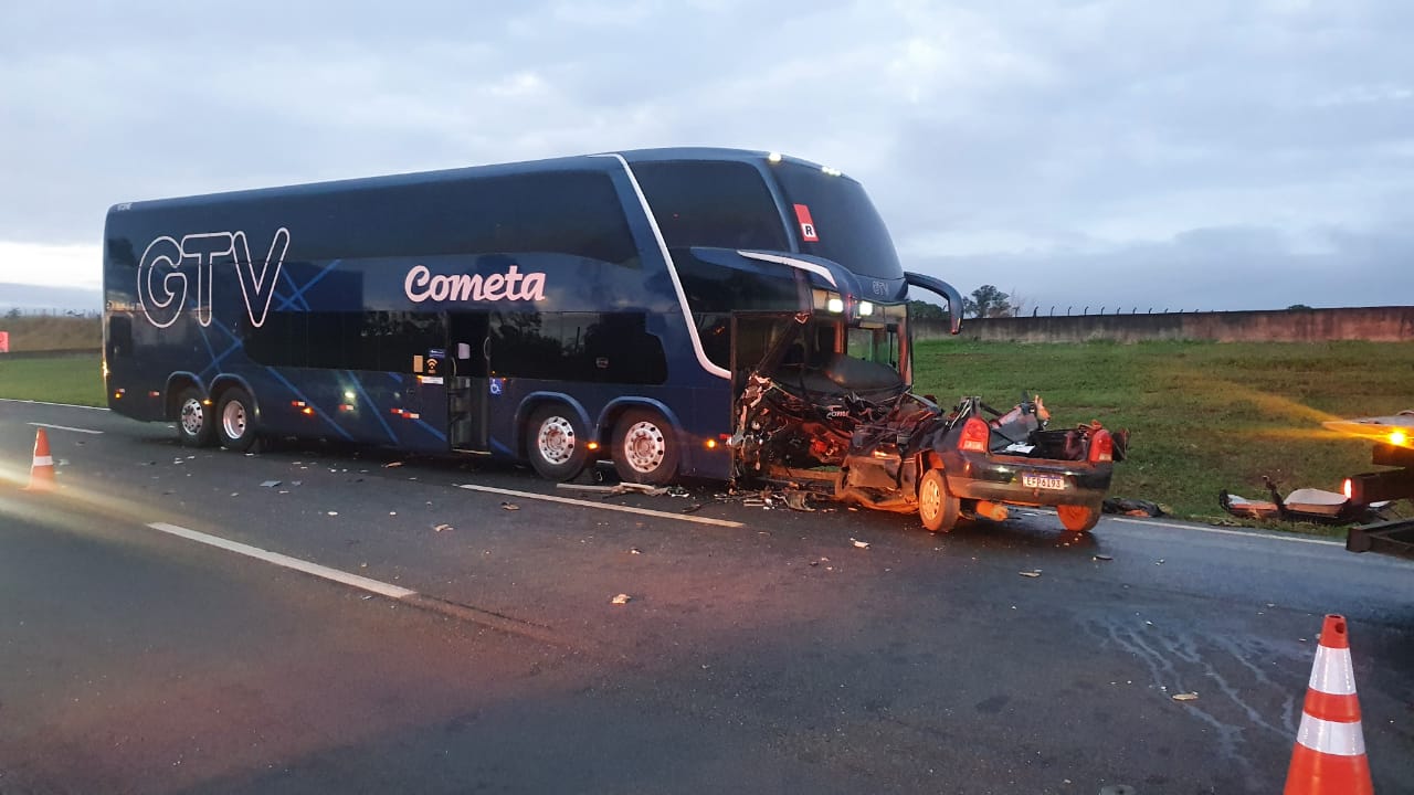 Acidente entre ônibus e carro deixa 3 mortos