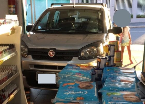 Em Cordeirópolis, mulher invade  farmácia de ex-marido com o carro e quebra tudo