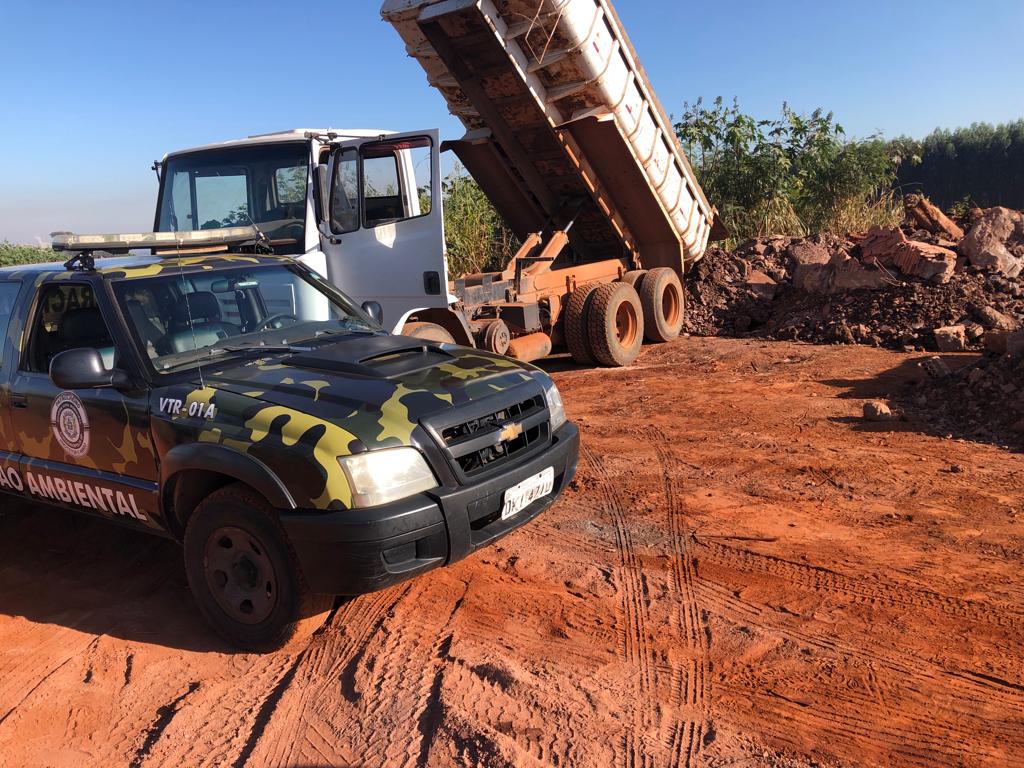Pelotão Ambiental flagra caminhão de Rio Claro descartando material em Cordeirópolis