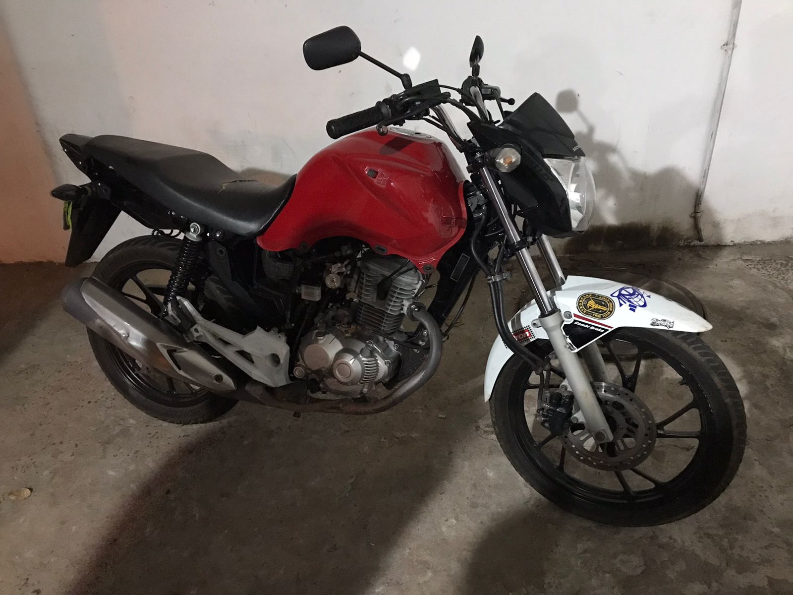 PM encontra moto furtada e porções de drogas na casa de rapaz em Cordeirópolis