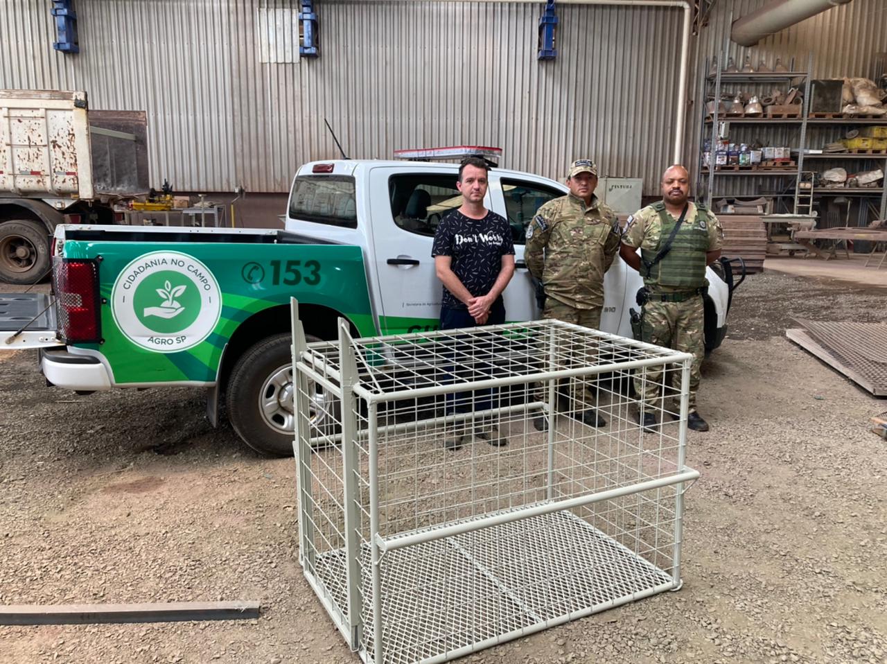 Pelotão Ambiental recebe doação de gaiola para transporte de animais resgatados