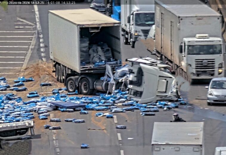 Pacotes de carnes ficam espalhadas pela rodovia após acidente