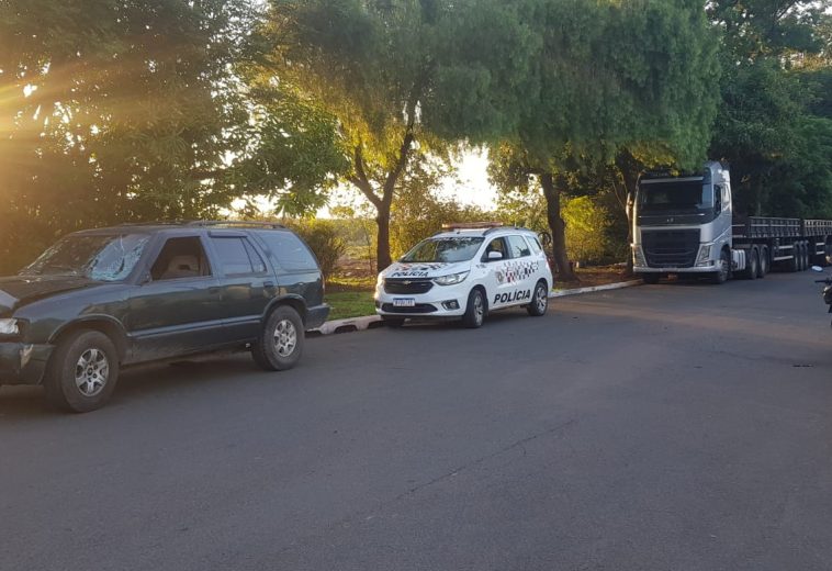 Motociclista fica ferido após colidir com carro em avenida Aristeu Marcicano