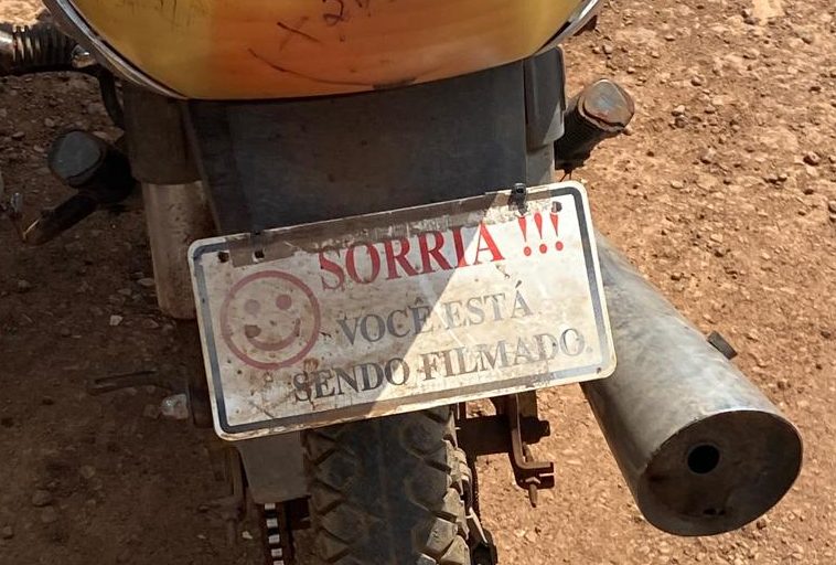 Motocicleta com placa sarcástica "Sorria, você está sendo filmado" é apreendida pela GCM no Jardim Eldorado