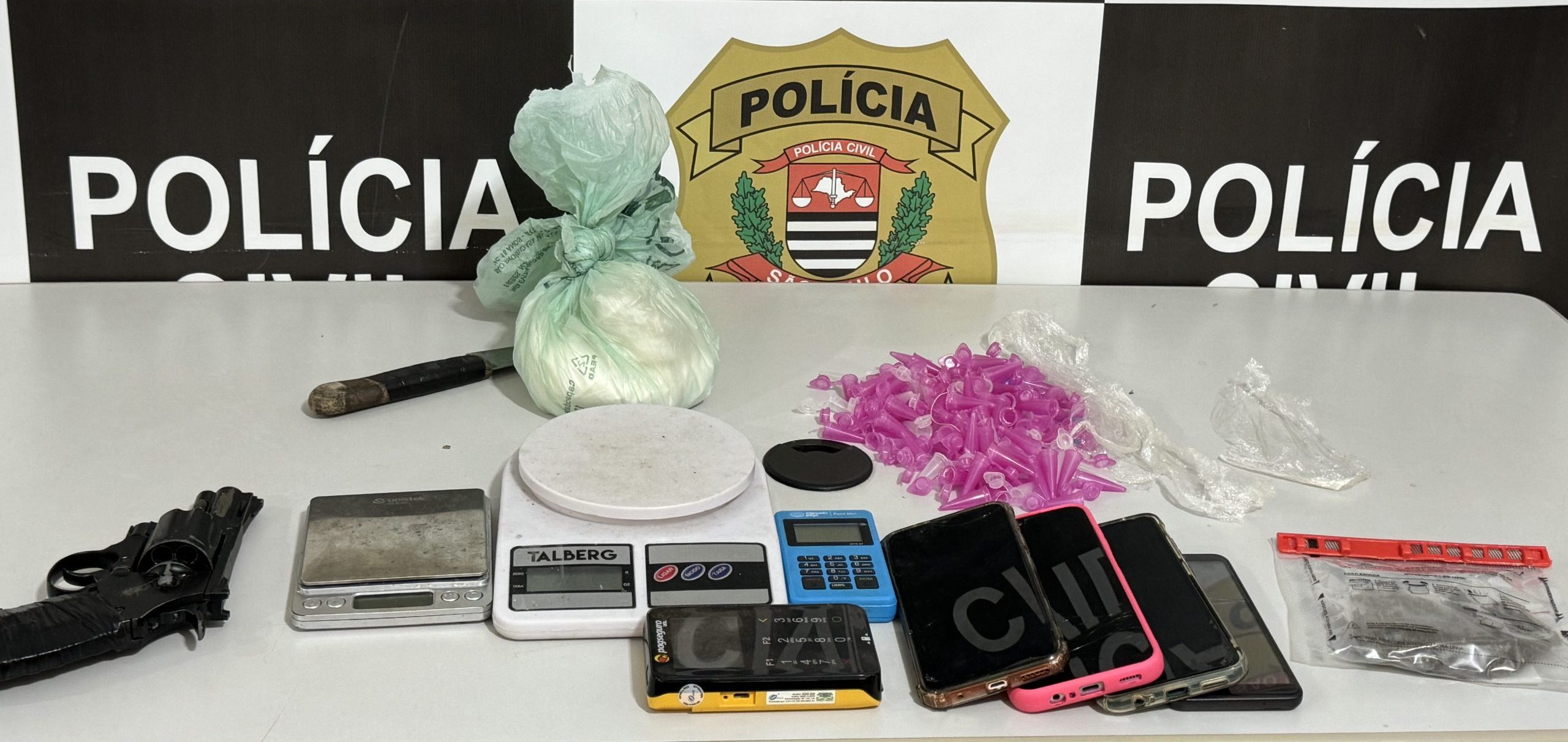 Megaoperação policial combate tráfico de drogas e prende cinco homens