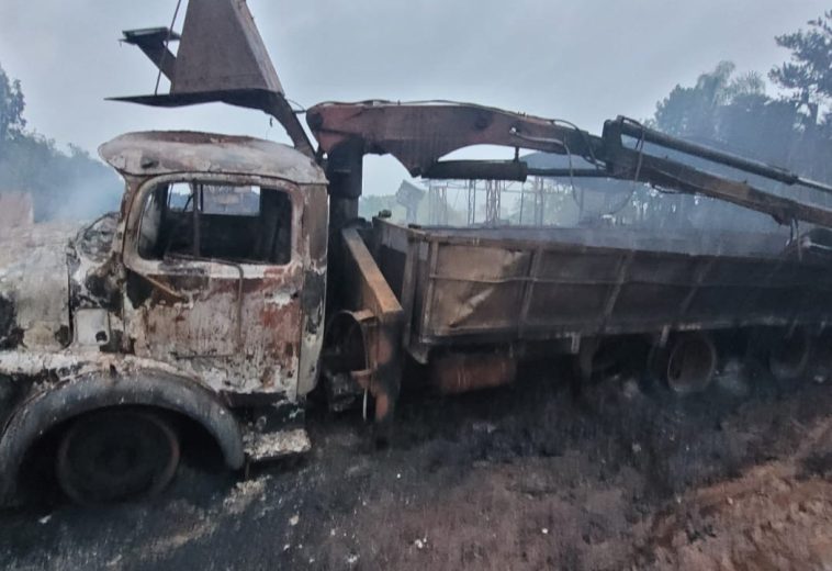 Incêndio de grande proporção atinge barracão de sucatas em Cordeirópolis