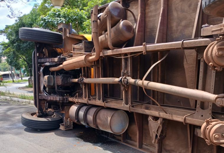 Caminhão tomba em cruzamento após falha nos freios