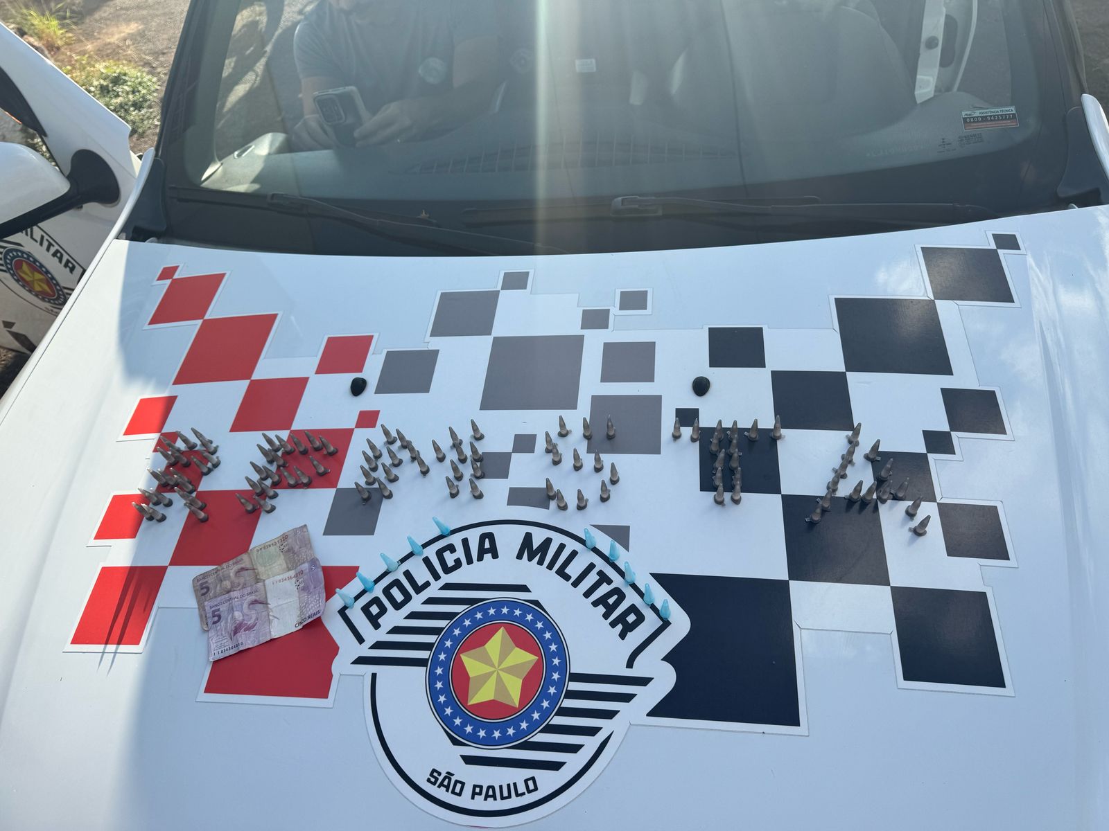 Homem é preso por tráfico de drogas após ser flagrado escondendo entorpecentes em avenida de Santa Gertrudes