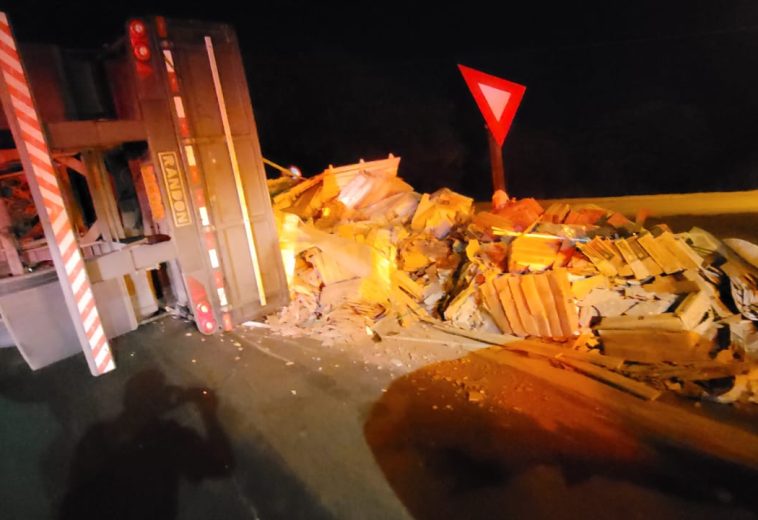 Caminhão carregado com pisos cerâmicos tomba e causa colisão entre carros em Cordeirópolis